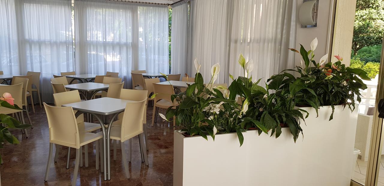 Hotel Haiti Milano Marittima Exterior foto
